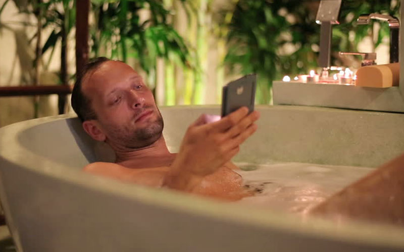 ترک اعتیاد به گوشی -از تلفن در حمام استفاده کنید