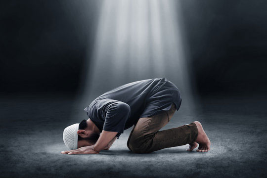 باز کردن چشم سوم هنگام نماز خواندن