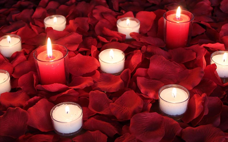 شمع روشن کردن برای فنگ شویی عشق