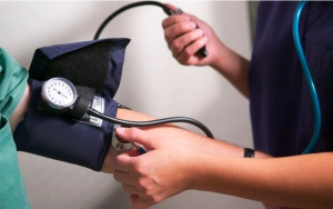 علائم فشار خون بالا و پایین + راه های درمان تضمینی