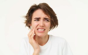 عفونت دندان عقل چه علائمی دارد؟ + 6 راه پیشگیری